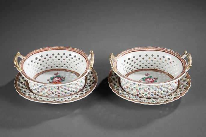 Pair of Baskets and stands  Chinese Export  &quot;Famille rose&quot; porcelain - Qianlong period | MasterArt